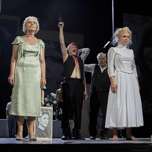 Frühlingserwachen von Wedekind im Schauspielhaus Hamburg am 27.08.2010. <br><sub>(27.08.2010, Nikon D700, 50 mm, f/3.5, 1/50, ISO 1.000)</sub>