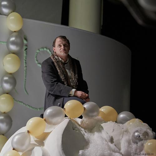 Der große Gatsby von Scott Fitzgerald im Schauspielhaus Hamburg am 10.01.2012. <br><sub>(10.01.2012, Nikon D700, 175 mm, f/4, 1/80, ISO 2.000)</sub>