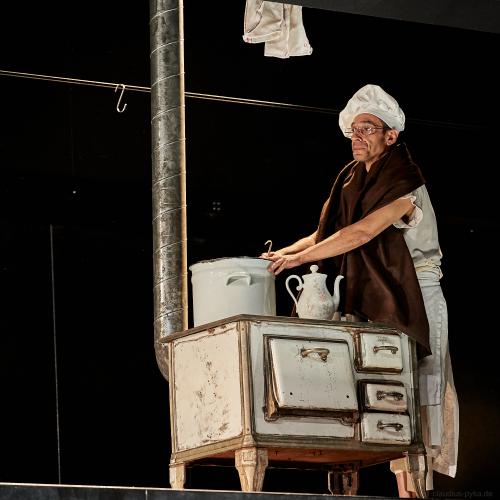 Mein Kampf von George Tabori im Ernst Deutsch Theater Hamburg. <br><sub>(30.05.2012, Nikon D4, 155 mm, f/4, 1/100 ISO 3.200)</sub>
