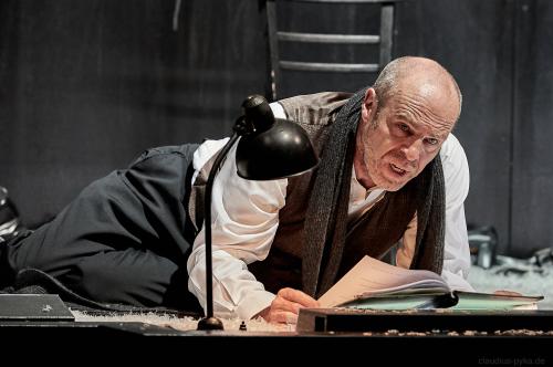 Mein Kampf von George Tabori im Ernst Deutsch Theater Hamburg. <br><sub>(30.05.2012, Nikon D4, 180 mm, f/4.5, 1/500, ISO 3.200)</sub>