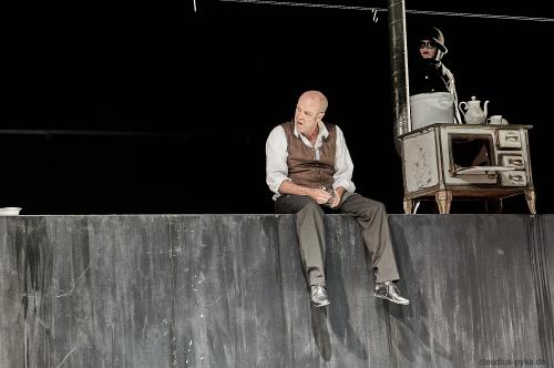 Mein Kampf von George Tabori im Ernst Deutsch Theater Hamburg. <br><sub>(30.05.2012, Nikon D700, 66 mm, f/5.6, 1/20, ISO 1.600)</sub>
