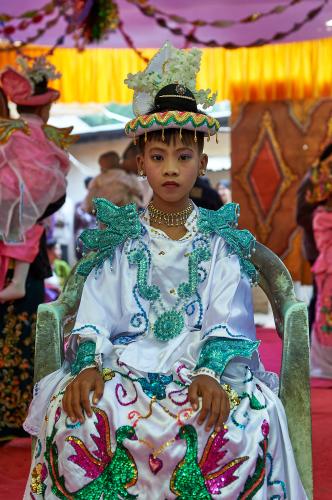 Buddhistisches Fest. Die Prinzen und Prinzessinnen. Würdevolle Haltung. Hier präsentiert sich ein zukünftiger Herrscher, sich seiner Rolle sehr bewußt. <br><sub> (26.12.2012, Nikon D4, 52 mm, f/4, 1/250, ISO 2.500)</sub>
