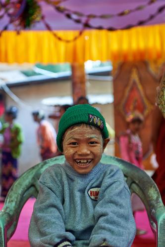 Buddhistisches Fest. Die Prinzen und Prinzessinnen. Der Unterschied zu den Prinzen und Prinzessinnen ist frappierend. Lachen ist erlaubt und kommt aus dem Innersten. Die Freude am Aufgenommen-werden ist nicht zu übersehen. <br><sub> (26.12.2012, Nikon D4, 62 mm, f/4, 1/320, ISO 2.500)</sub>