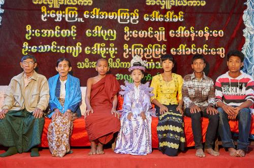Buddhistisches Fest. Die Prinzen und Prinzessinnen. An dem Fest nimmt jeweils die ganze Familie Teil. Alle sind herausgeputzt, dem Anlass angemessen. <br><sub> (26.12.2012, Nikon D4, 36 mm, f/4, 1/100, ISO 2.500)</sub>