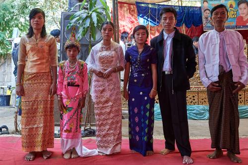 Buddhistisches Fest. Die Prinzen und Prinzessinnen. Die Familien, aus denen die Prinzen und Prinzessinnen kommen, finanzieren das Fest für das ganze Dorf, mit reichlichem Essen und Trinken. <br><sub> (26.12.2012, Nikon D4, 32 mm, f/5, 1/100, ISO 2.500)</sub>