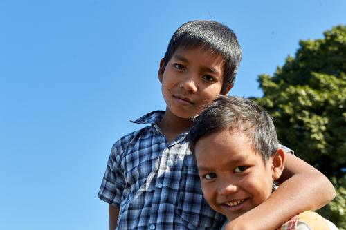 Zwei Jungs in Nyaung U. Fröhlich blicken sie in die Kamera. <br><sub> (24.12.2012, Nikon D4, 44 mm, f/7,1, 1/125, ISO 100)</sub>