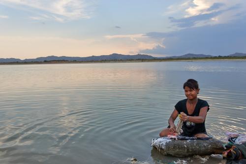 Am Irrawaddy beim Wäsche waschen. <br><sub> (31.05.2013, Nikon D800E, 32 mm, f/5,6, 1/200, ISO 100)</sub>