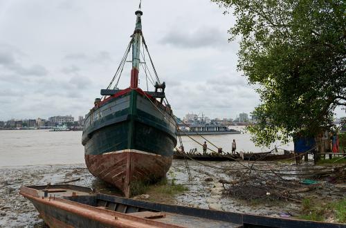 Am Ufer des Yangon-Flusses in Yangon. <br><sub> (28.05.2013, Nikon D4, 27 mm, f/3,5, 1/1.600, ISO 100)</sub>