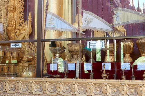 Schaufenster in Yangon mit etlichen Reliquien. Unter anderem eine Betel-Schale (links). <br><sub> (30.05.2013, Nikon D800E, 60 mm, f/5, 1/125, ISO 1.600)</sub>