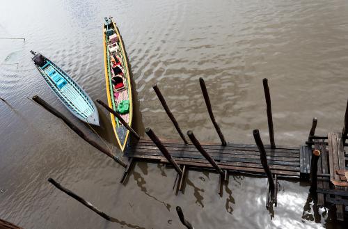 Inle-See. Langboote am Steg. <br><sub> (03.06.2013, Nikon D800E, 26 mm, f/6,3, 1/250, ISO 100)</sub>