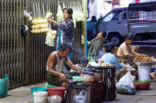Szene aus dem nächtlichen Yangon. <br><sub> (29.12.2012, Nikon D4, 112 mm, f/5, 1/50, ISO 6.400)</sub>