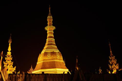 Shwedagon-Pagode bei Nacht. <br><sub> (18.12.2012, Nikon D4, 38 mm, f/2.8, 1/50, ISO 6.400)</sub>