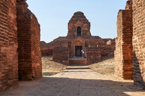 Ruine einer Tempelanlage in Bagan. Die ältesten Tempel sind etwa im 12. Jahrhundert entstanden. Seit mehreren Jahrzehnten wird an der Restaurierung der alten Tempel gearbeitet, die insbesondere durch das Erdbeben 1975 sehr in Mitleidenschaft gezogen wurden. <br><sub> (22.12.2012, Nikon D4, 66 mm, f/6,3, 1/320, ISO 100)</sub>