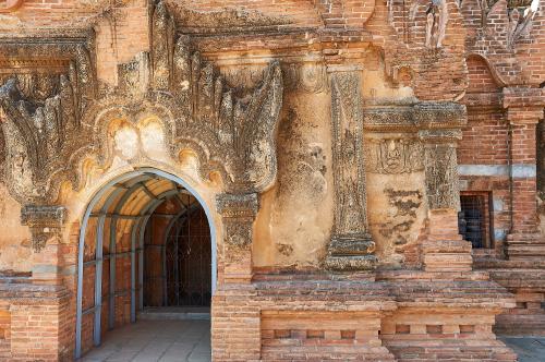 Alter Tempel in Bagan. Ein historischer Abriß der wechselvollen Geschichte Bagans und seiner Tempel ist zu finden in: Brigitte Blume, Myanmar, Handbuch für individuelles Entdecken; Reise Know-How Verlag, 2012; Seiten 298-304. <br><sub> (23.12.2012, Nikon D4, 31 mm, f/7,1, 1/80, ISO 100)</sub>