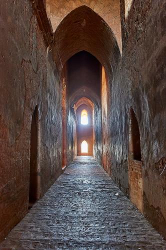 Im Inneren eines der großen Tempel in Bagan. Im Gegensatz zu den Temperaturen draußen war es in diesen Gewölben angenehm kühl - nun ja, etwas weniger warm als draußen. <br><sub> (23.12.2012, Nikon D4, 32 mm, f/7,1, 1/60, ISO 6.400)</sub>