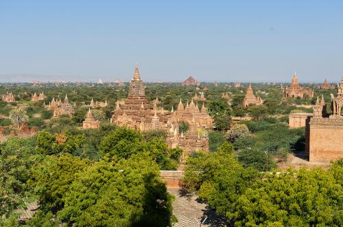 Blick auf die Tempelebene von Bagan. Dort soll es etwa 5.000 Ruinen geben, die meisten in einem sehr verfallenen Zustand. <br><sub> (24.12.2012, Nikon D4, 48 mm, f/6,3, 1/400, ISO 100)</sub>