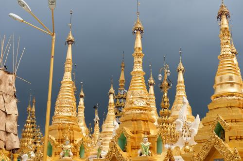 In der Tempelanlage von Yangon. <br><sub> (29.05.2013, Nikon D800E, 62 mm, f/6,3, 1/500, ISO 200)</sub>