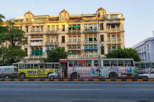 Die Kolonialzeit und ihre baulichen Spuren. Yangon. <br><sub> (17.12.2012, Nikon D4, 32 mm, f/6,3, 1/40, ISO 100)</sub>