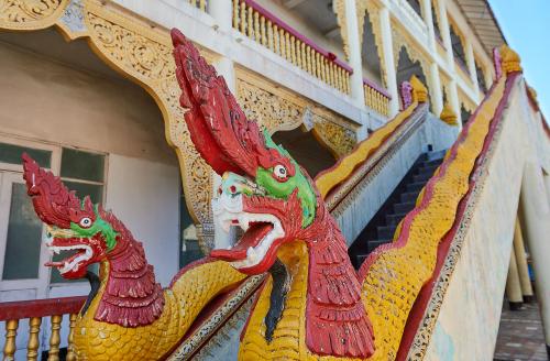 Yangon, Aufgang zu einem Restaurant. <br><sub> (18.12.2012, Nikon D4, 26 mm, f/5, 1/125, ISO 100)</sub>