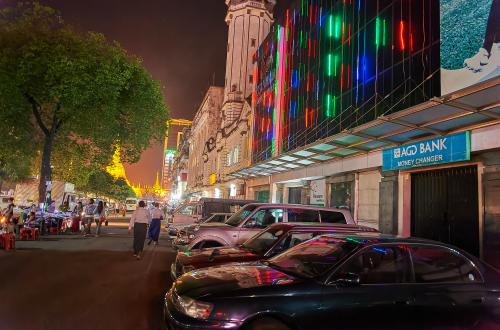 Nachtleben in Yangon. <br><sub> (18.12.2012, Nikon D4, 27 mm, f/2.8, 1/50, ISO 6.400)</sub>