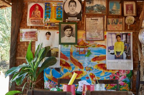 Eine kleine Raststätte am Rand der Bagan-Ebene. Die Bilder zeigen die Ahnen der Bewohner, aber auch die Nationalheldin Aung San Suu Kyi. <br><sub> (25.12.2012, Nikon D4, 62 mm, f/6,3, 1/320, ISO 1.600)</sub>