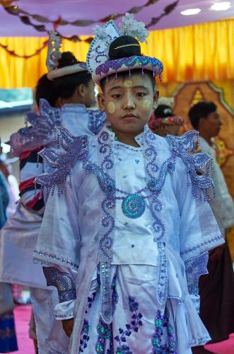 Buddhistisches Fest. Die Prinzen und Prinzessinnen. Durchgehend hatten alle diese Kinder ernste Gesichter. Ich vermute, dass es Teil der Zeremonie ist, nicht zu lächeln. <br><sub> (26.12.2012, Nikon D4, 70 mm, f/4,5, 1/200, ISO 2.500)</sub>