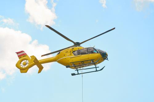 Bergretter im Einsatz. Ein Hubschrauber der Bergrettung während einer Flugvorführung an der Skisprunganlage in Ramsau. <br><sub> (09.06.2023, Sony A7R5, 147 mm, f/4,5, 1/2.000, ISO 400)</sub>