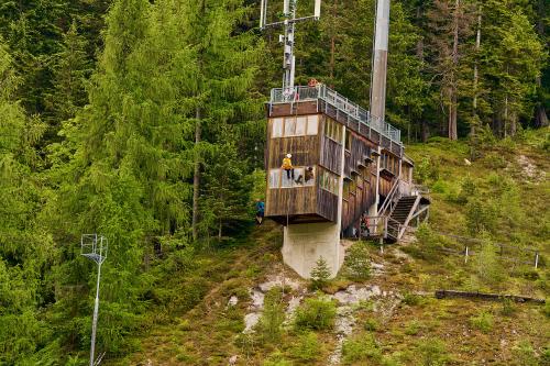 Markus Kofler alias Sebastian Ströbel seilt sich ab um einen Verletzten zu bergen. Übrigens werden fast alle Stunts im Film von den Schauspielern selbst ausgeführt.