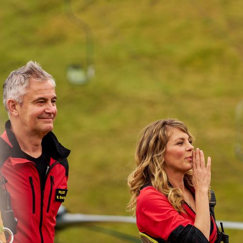 Robert Lohr (links) spielt Michael Dörfler und Luise Bähr spielt Katharina Strasser. Übrigens ist Luise Bähr inzwischen nach Ramsau gezogen.