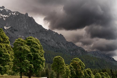 Das Wetter kann manchmal innerhalb weniger Minuten umschlagen. Ein Gewitter im Anmarsch. <br><sub> (07.06.2023, Sony A7R5, 56 mm, f/8, 1/640, ISO 100)</sub>