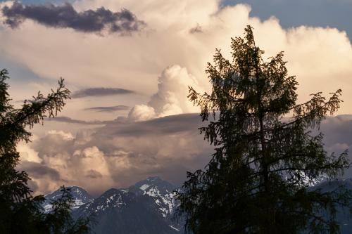 Wolken ergänzen die Berge durch fantasievolle Kopien. <br><sub> (07.06.2023, Sony A7R5, 165 mm, f/5,6, 1/500, ISO 100)</sub>