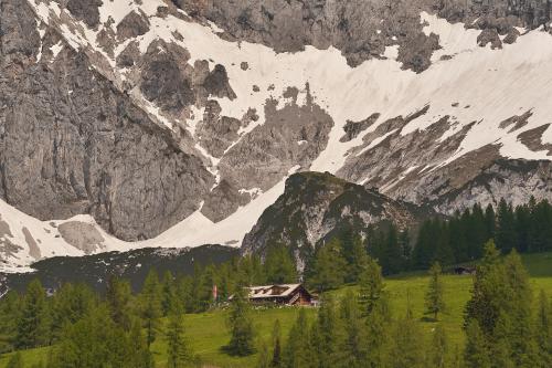 Macht dieser Ausblick nicht Lust, in diese Schneefelder hoch zu wandern, den Schnee zu berühren, seinen Weg durch die uralten Felsen zu suchen. Mir jedenfalls schon. <br><sub> (08.06.2023, Sony A7R5, 197 mm, f/8, 1/640, ISO 100)</sub>