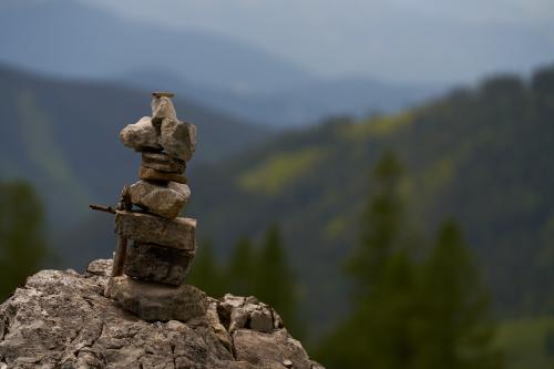 Vergängliche Kunst, Mahnmal, Glücksbringer. Ein weiterer Stein kann es zum Einsturz bringen. <br><sub> (08.06.2023, Sony A7R5, 131 mm, f/4, 1/2.500, ISO 250)</sub>